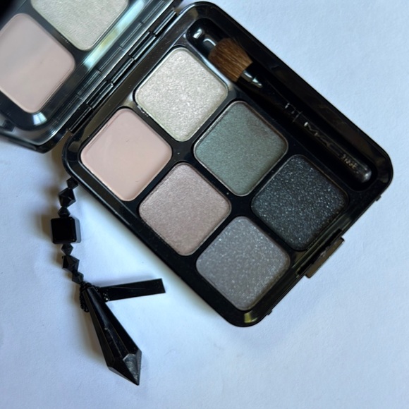 MAC Velvet: 6 Smoked Eyes Eyeshadow Palette LE NWOT - Picture 2 of 3